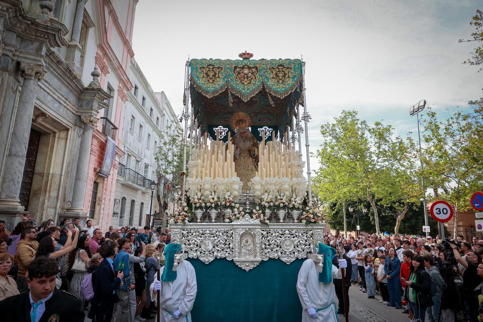 Imágenes de la salida del Prendimiento en la Semana Santa de Cádiz 2025