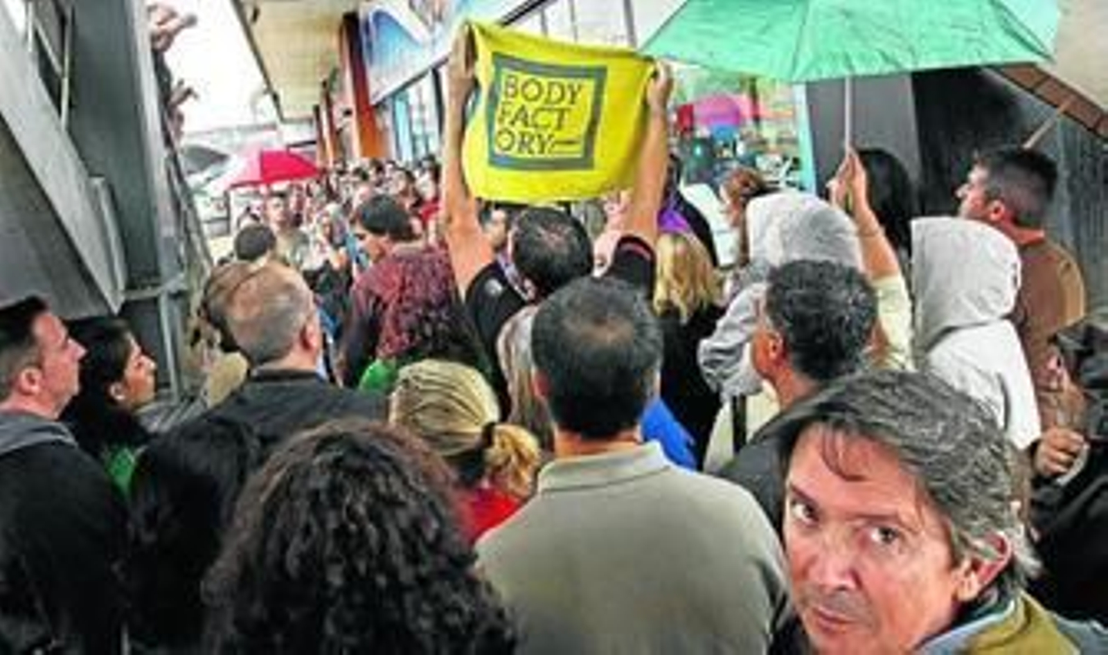 Una de las protestas de los afectados por el cierre del gimnasio Body Factory.