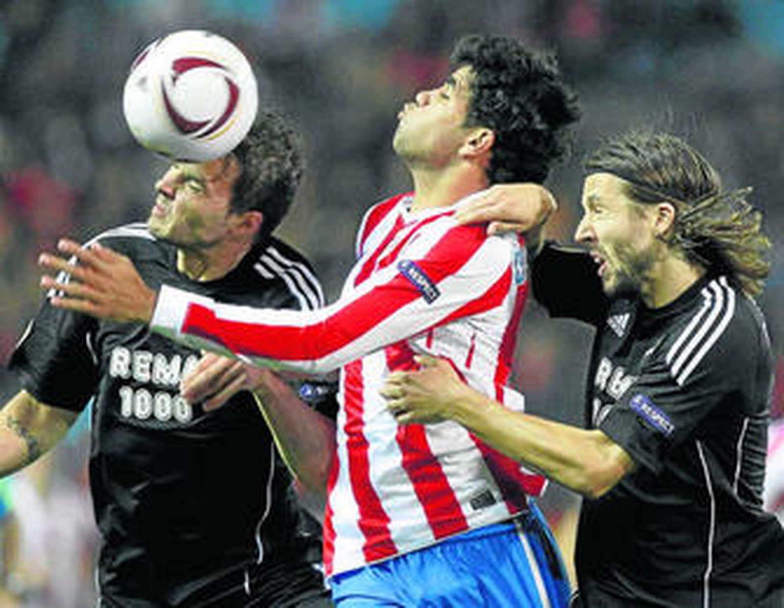 Diego Costa (c) lucha por un balón con Mattias Bjärsmyr (d) y Vadim Demidov (i).