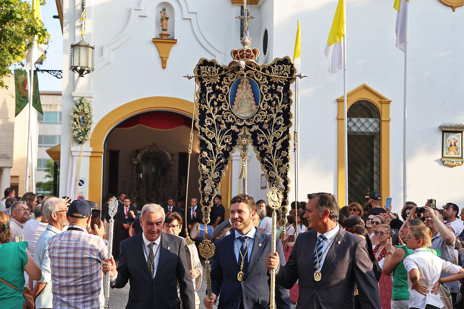 Imágenes del Rosario Jubilar rociero celebrado por las 25 hermandades filiales de la Matriz de Almonte en La Merced
