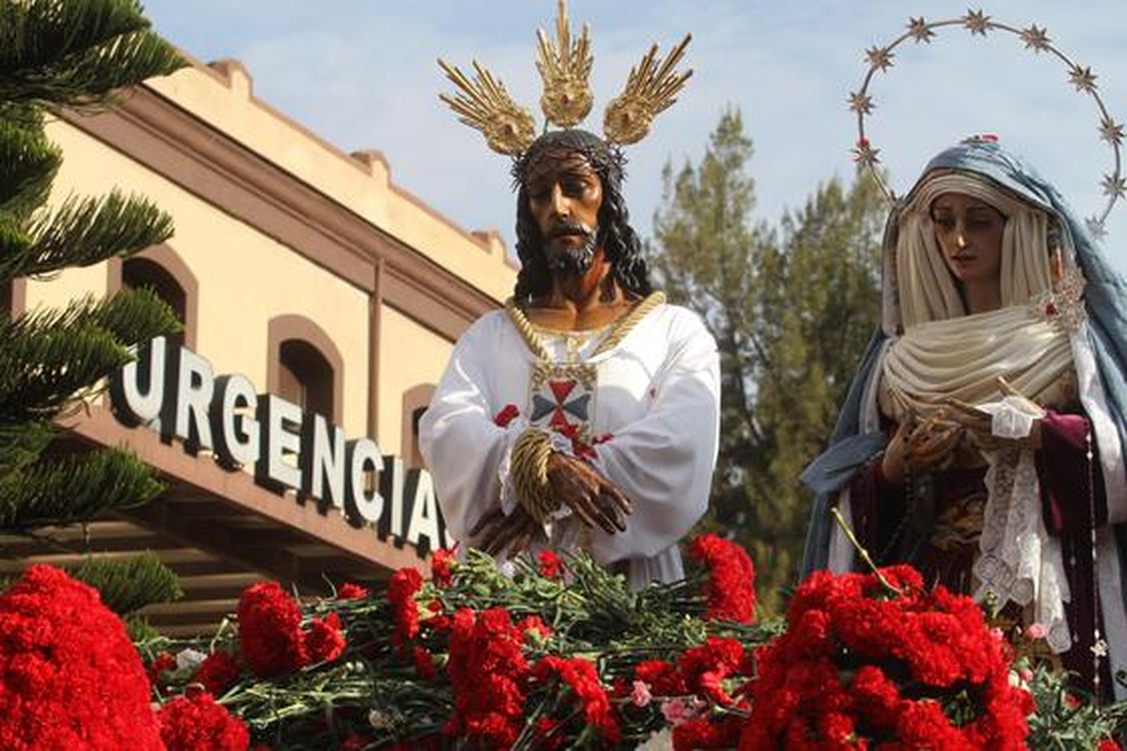 Nuestro Padre Jesús Cautivo y María Santísima de la Trinidad en su tradicional parada en el Hospital Civil

Foto: Punto Press