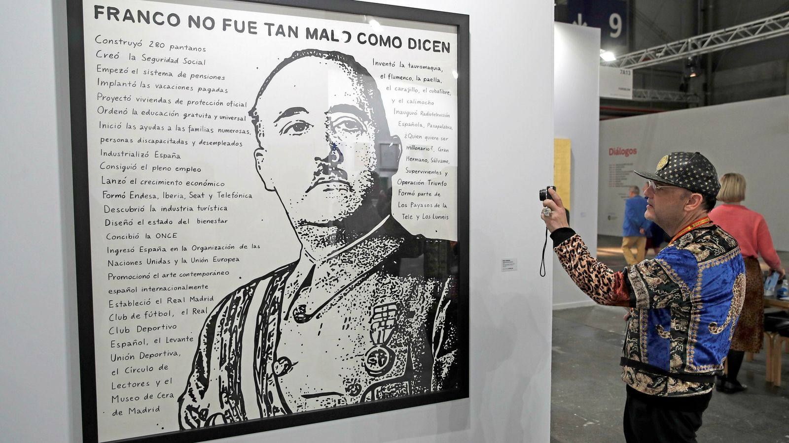 La obra del finlandes Riiko Sakkinen 'Franco no era tan malo como dicen' en la Galeria Forsblom.