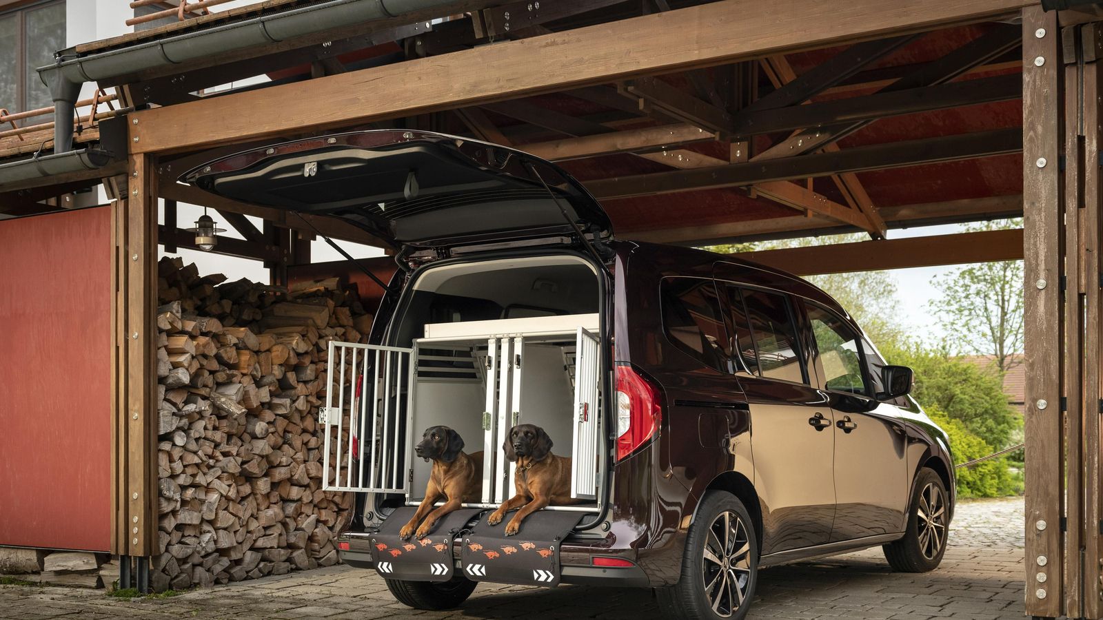 El maletero admite diferentes módulos: desde uno realizado en España expresamente para camperizar este monovolumen, a otros como estas jaulas para transportar perros.