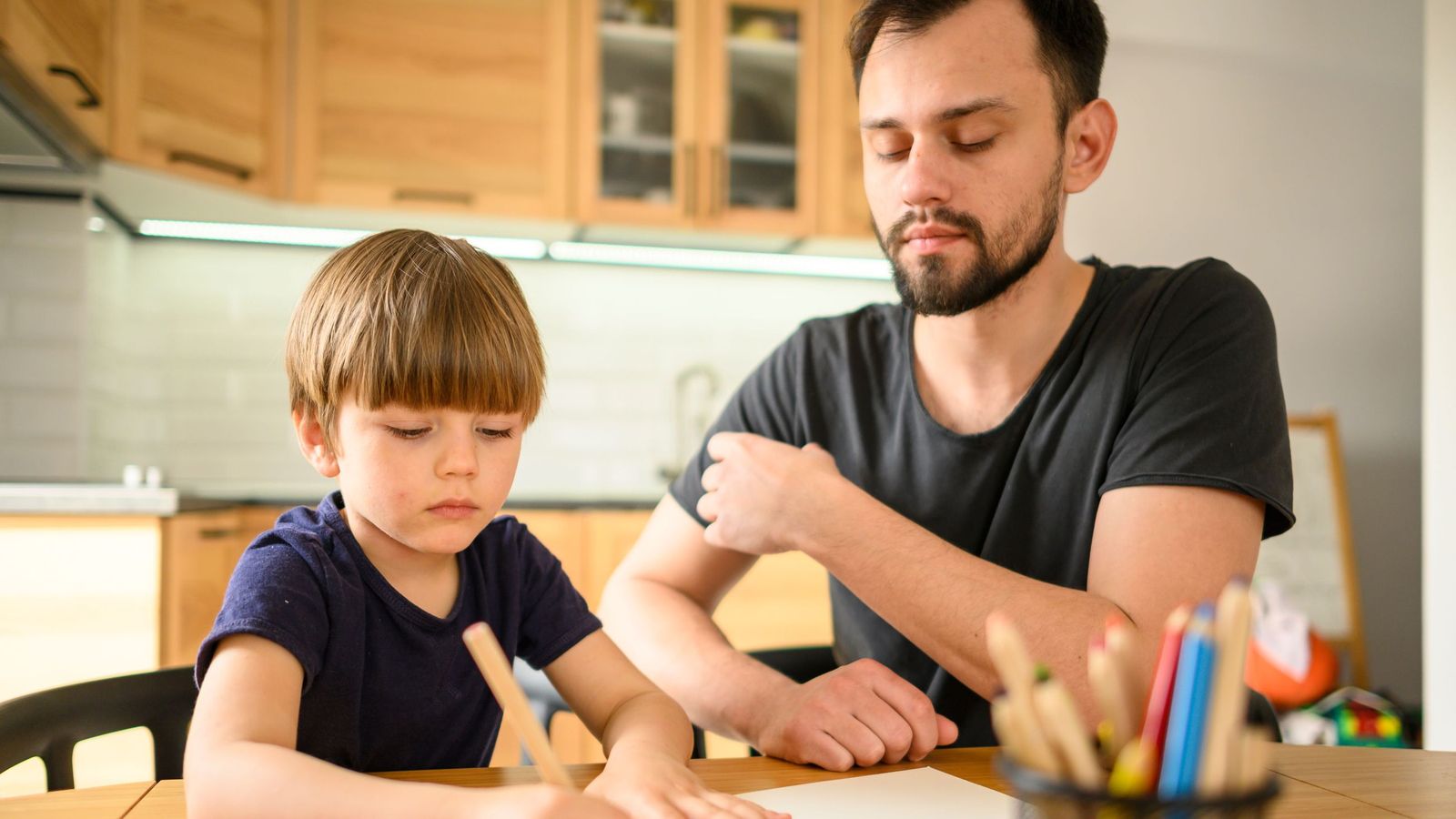 El permiso por causa de fuerza mayor contempla la ausencia del trabajo por motivos familiares urgentes.