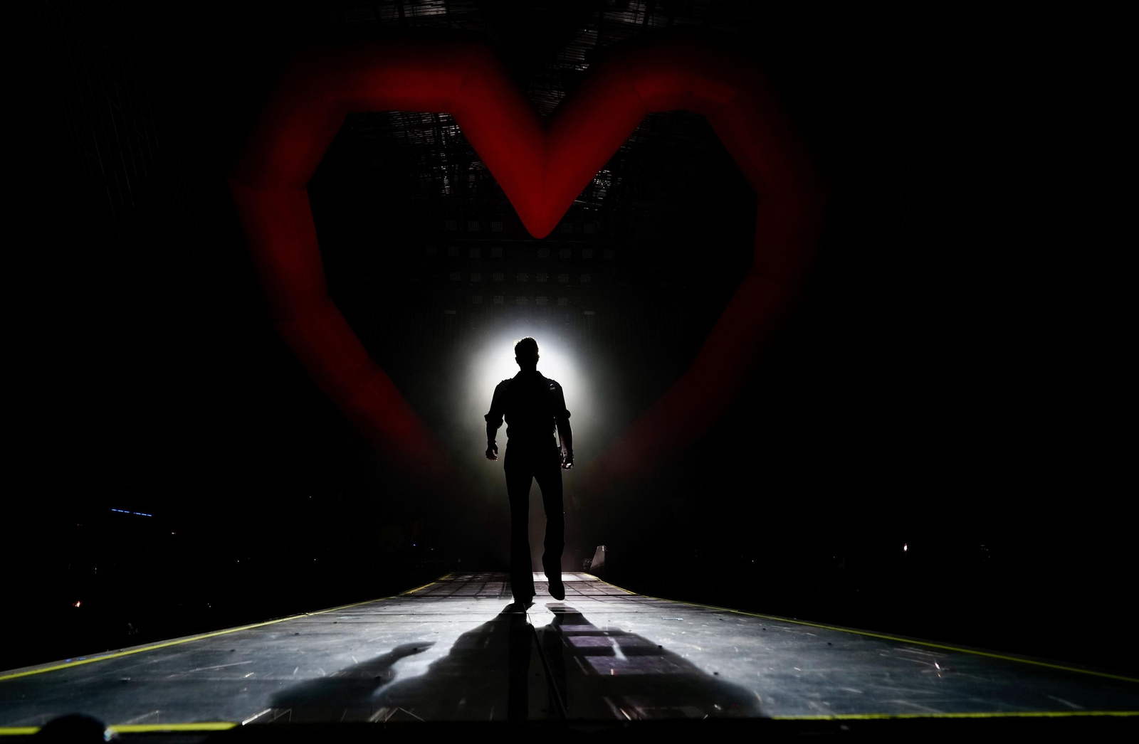 Manuel Carrasco conquista con sus 'flechas de amor' a Granada