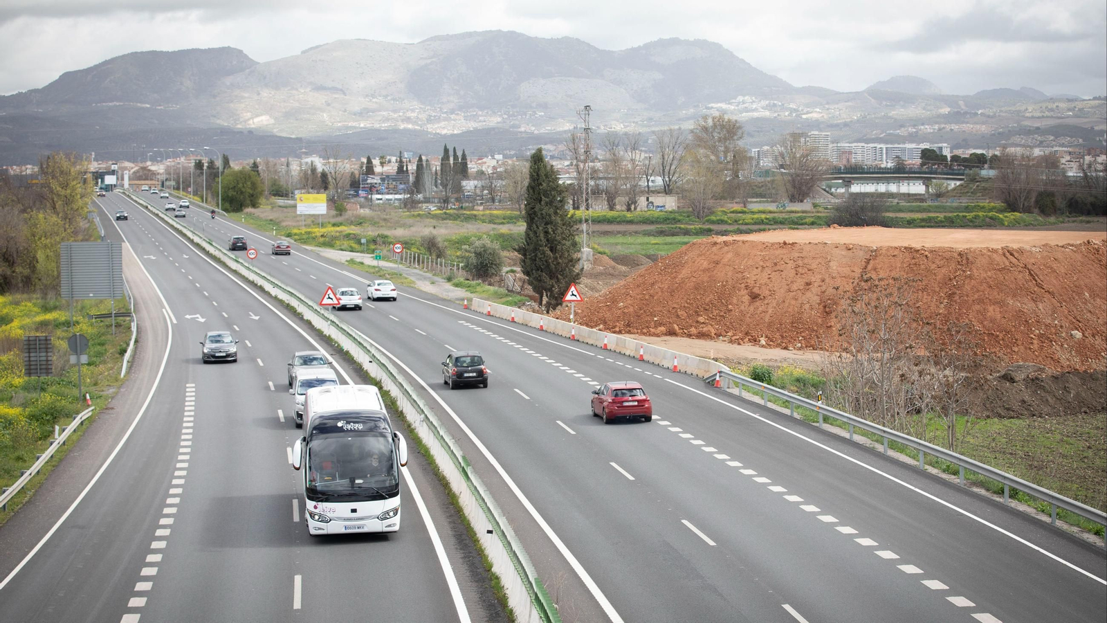 Vehículos circulan por la autovía en Granada