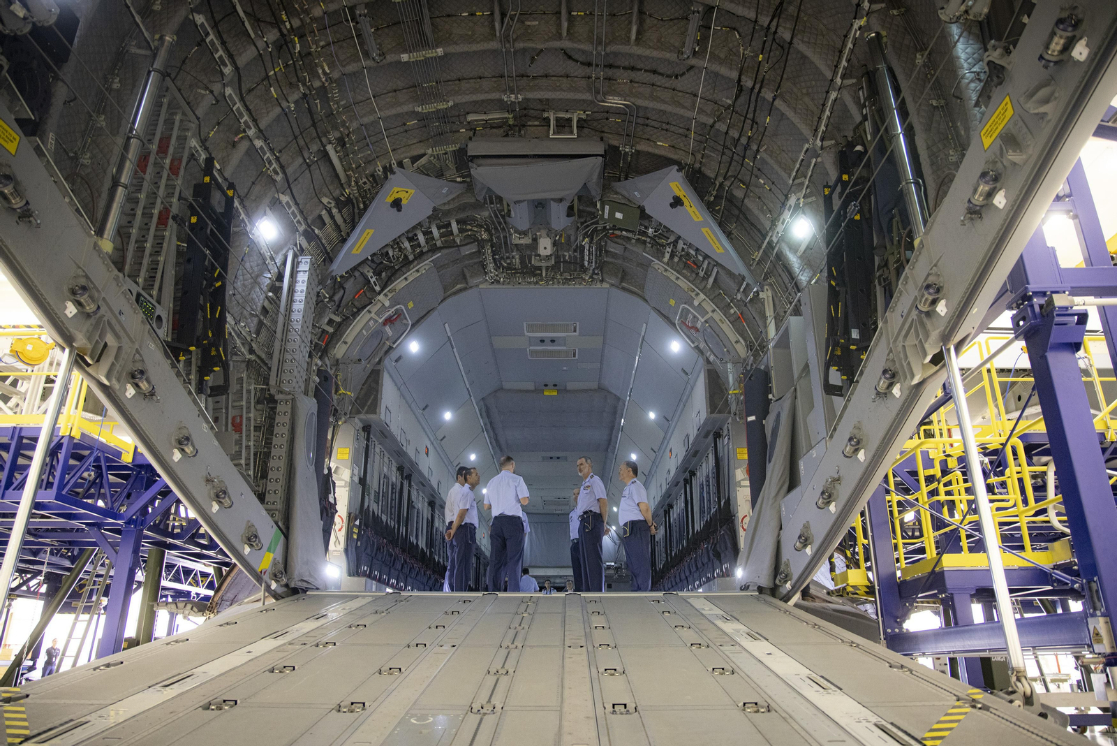 Las fotos de la visita de Felipe VI a la Maestranza Aérea de Sevilla
