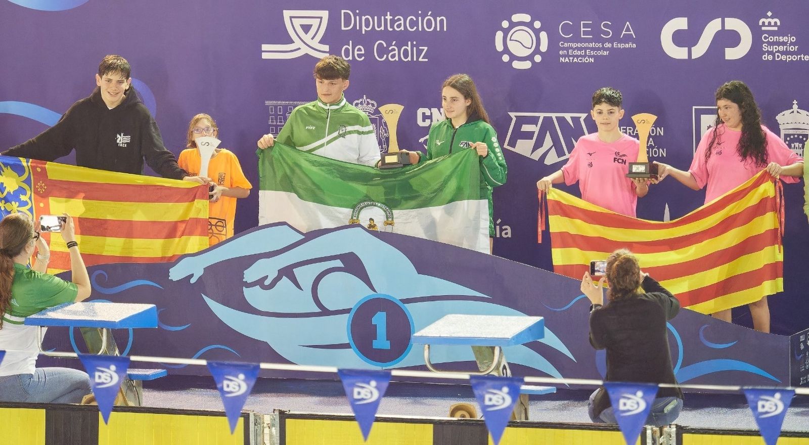 Virginia Ruz, junto a un compañero en lo más alto del podio.