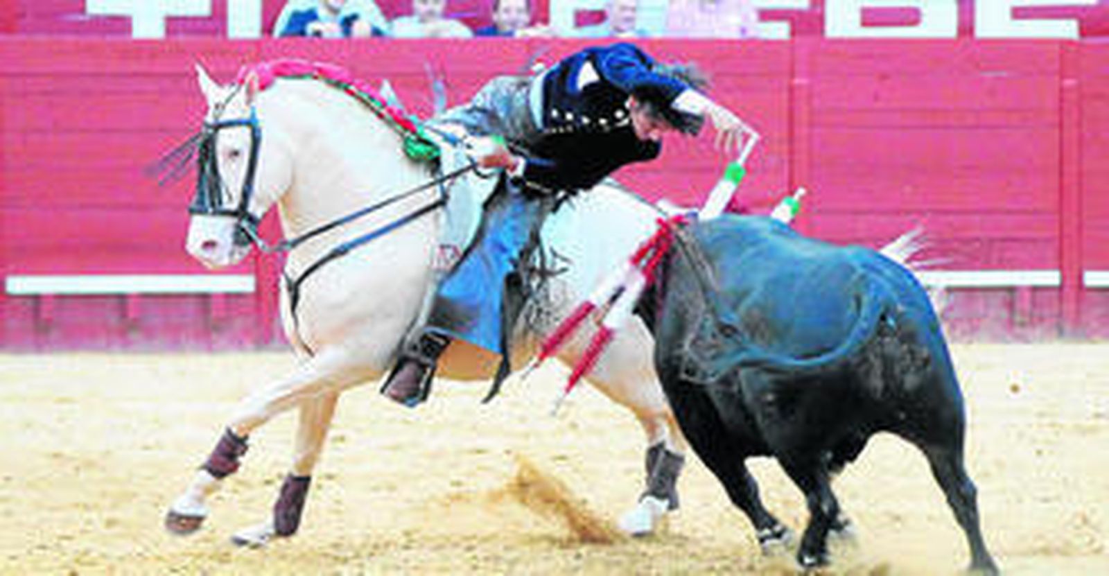 El rejoneador Diego Ventura poniendo banderilla a lomos de Nazarí en el tercer toro de la tarde.