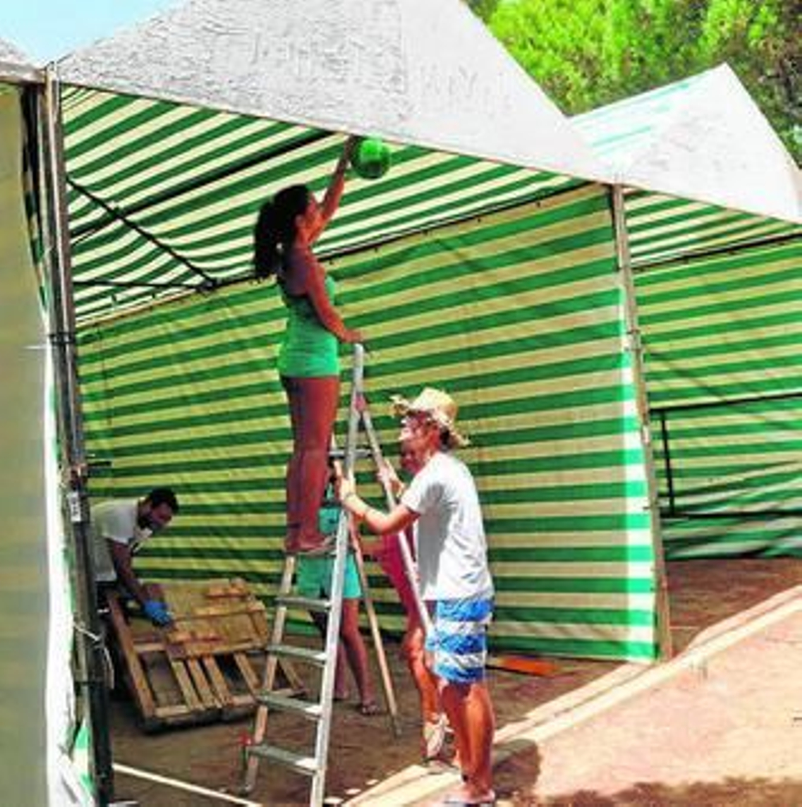 Algunos socios montando su caseta de las Fiestas de Mazagón.