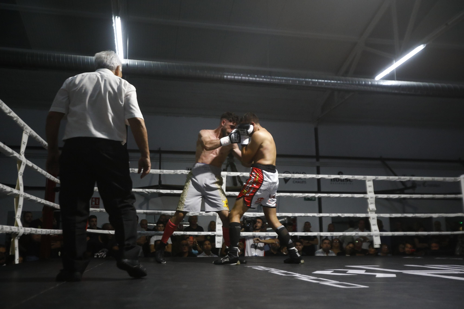 La victoria de El Cazador Jr sobre Mathieu Gomes en Córdoba, en imágenes