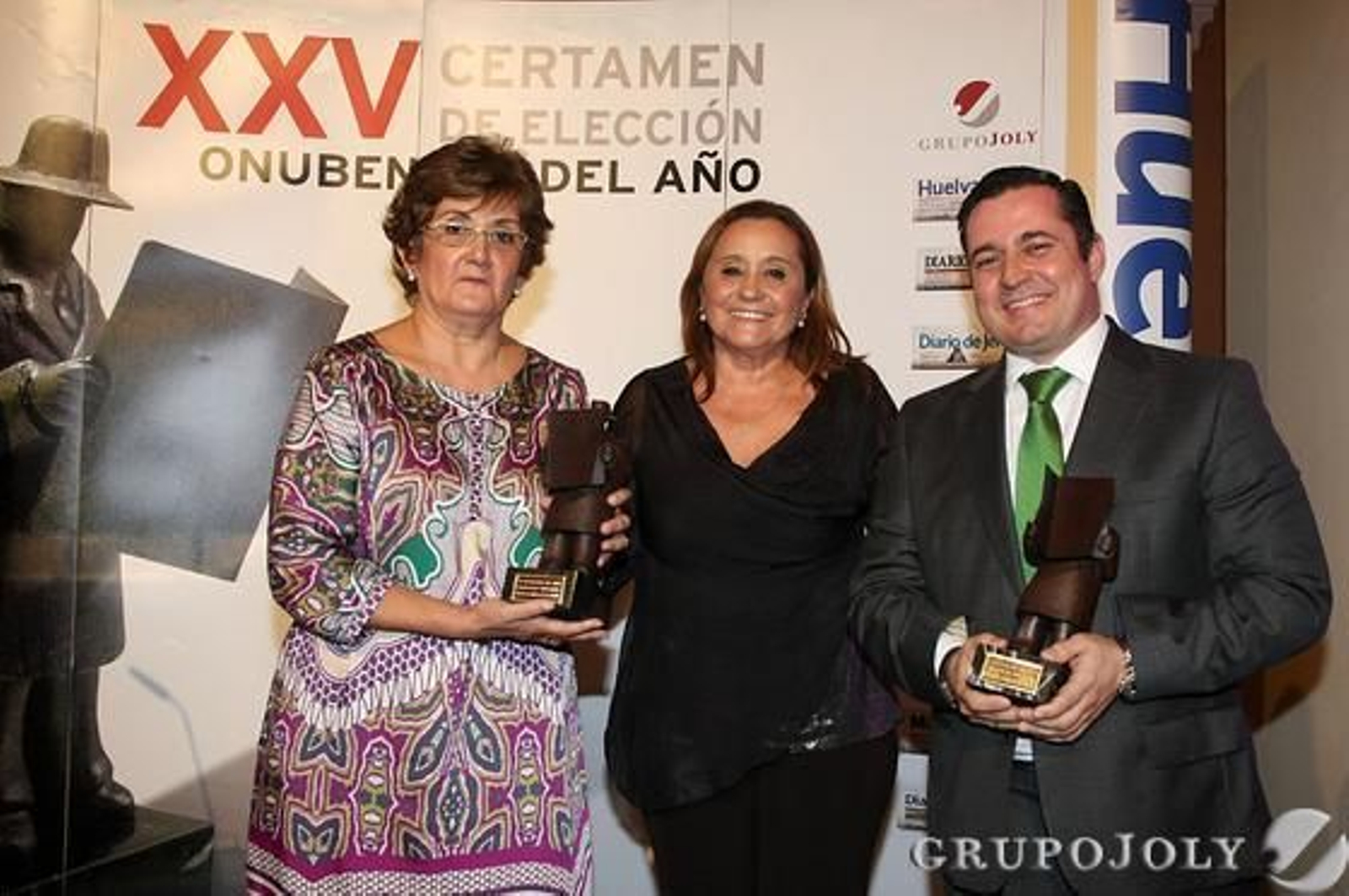 CRUCES DE LA PALMA. La vicepresidenta de la Diputación, María Luisa Faneca, con Loli Rodríguez y Luis Conde.

Foto: Josue Correa
