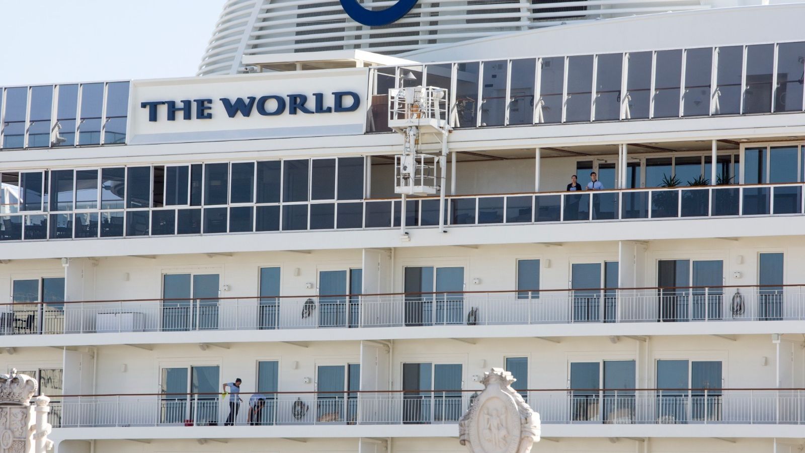 El crucero The World permanecía aún en Cádiz este jueves tras llegar el martes pasado