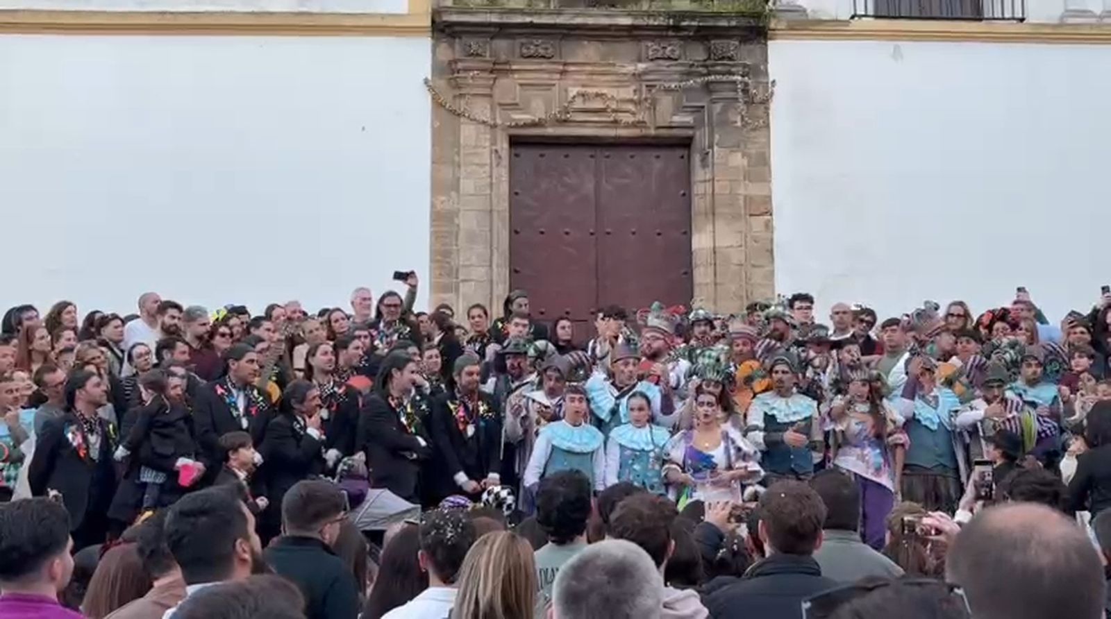 La comparsa 'DSAS3', de Jesús Bienvenido, a las puertas de la iglesia de Santo Domingo