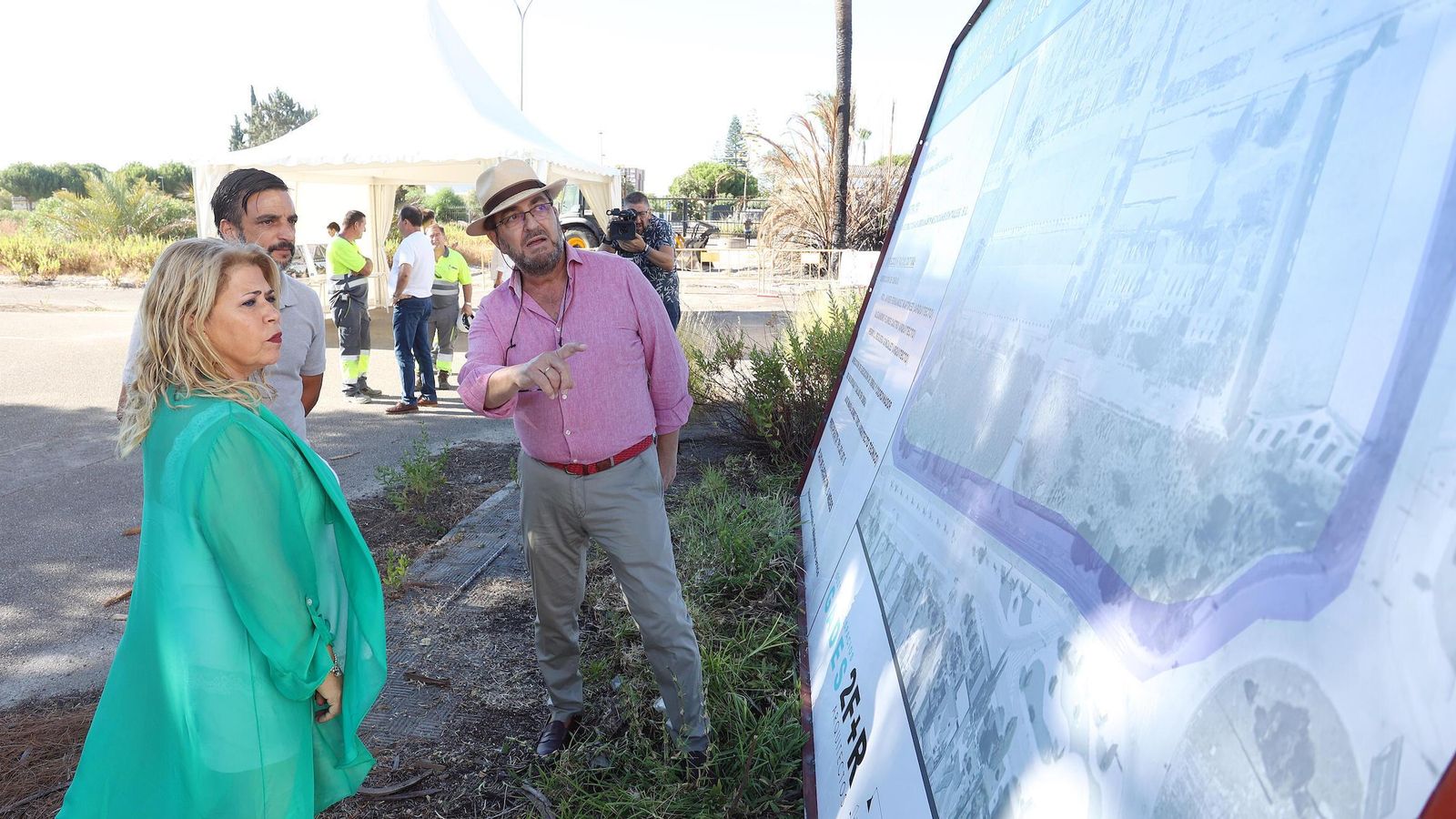 La alcaldesa, Mamen Sánchez, y el delegado de Urbanismo, José Antonio Díaz, atendiendo a las explicaciones de uno de los arquitectos del proyecto.