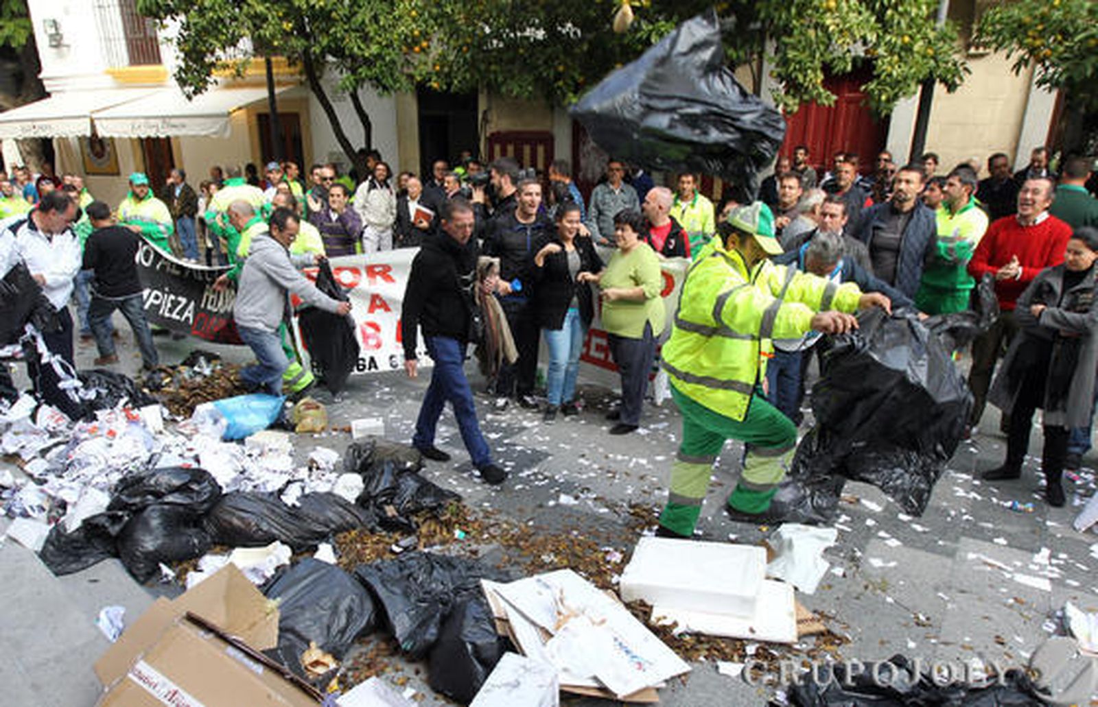 Los trabajadores de la concesionaria de limpieza pública esparcieron bolsas de basura frente a las puertas del Ayuntamiento durante una concentración

Foto: Miguel Angel Gonzalez