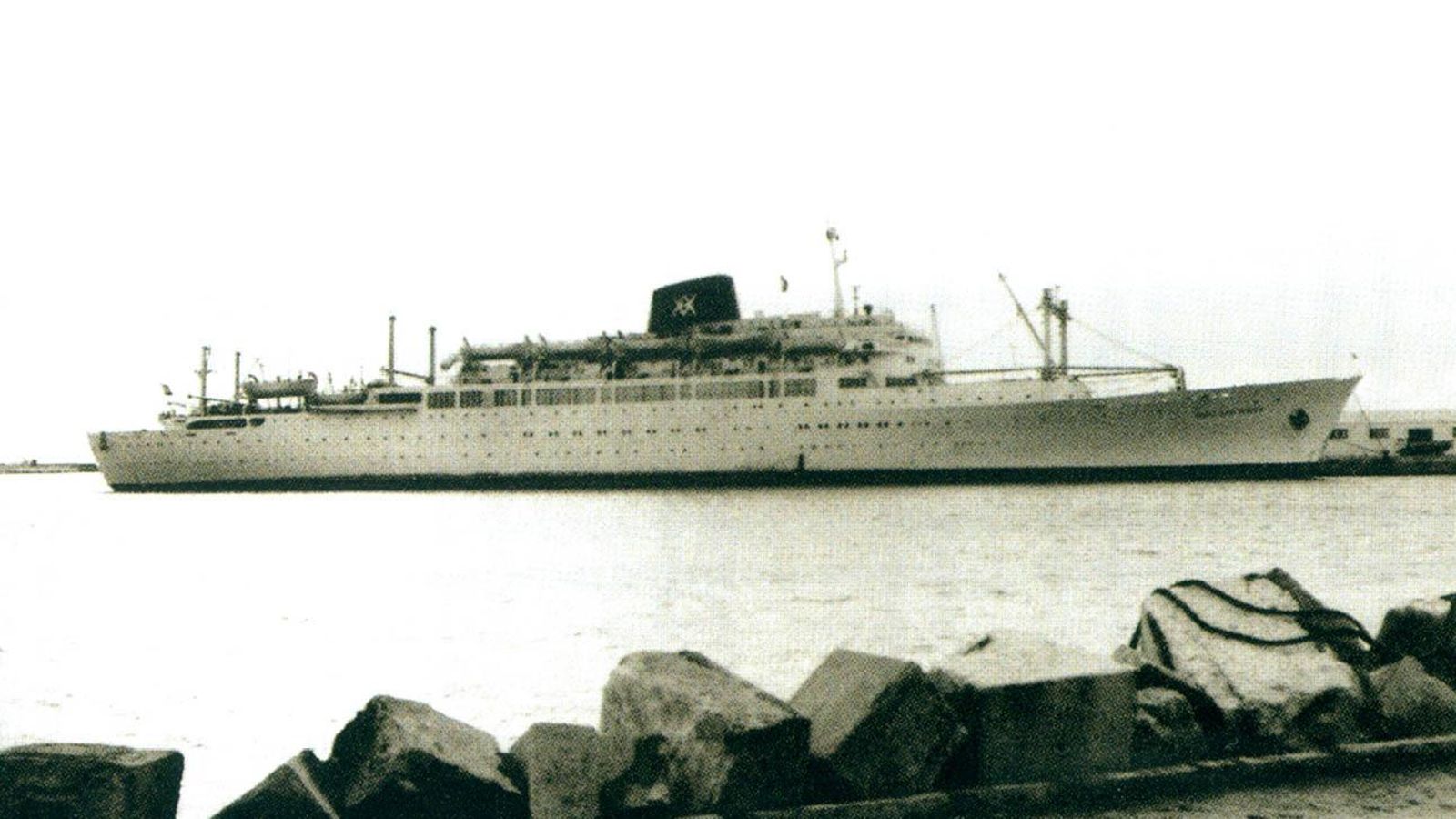 El 'Cabo San Roque' atracado en el muelle de la Galera en el año 1972.