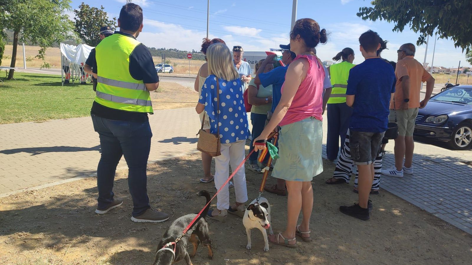 Los vecinos de Santa Ana de la Albaida, esperando indicaciones de las administraciones.