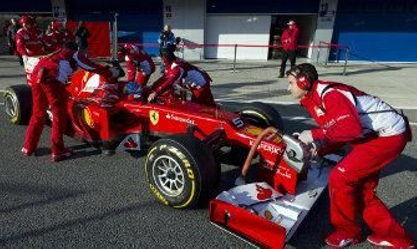 Silencio, sensores y sol en el debut de Alonso con el nuevo Ferrari