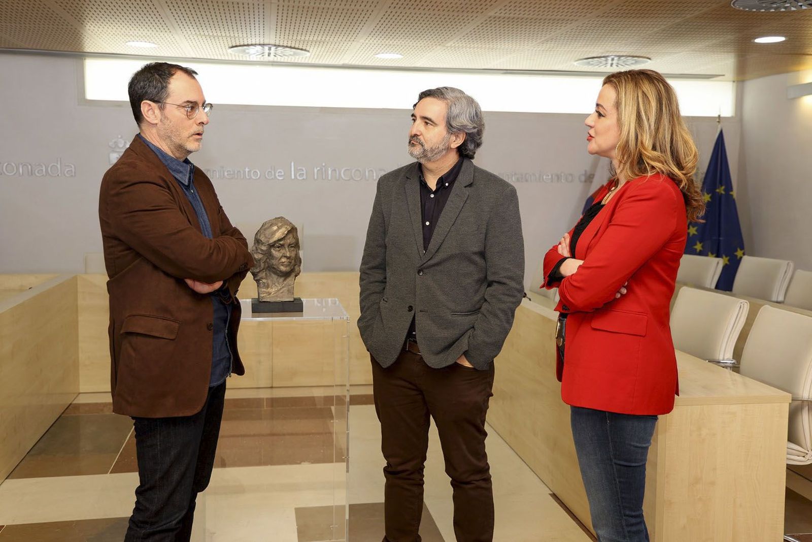 La delegada de Cultura Raquel Vega con los autores galardonados, Rafael Jurado y Daniel Ruiz.