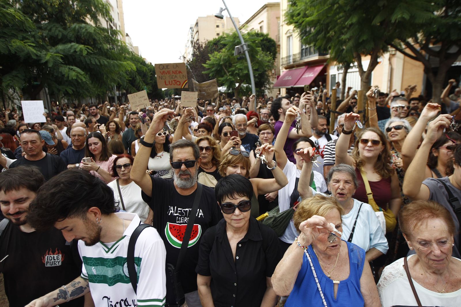 Manifestación en Almería por el derecho a la vivienda, en imágenes