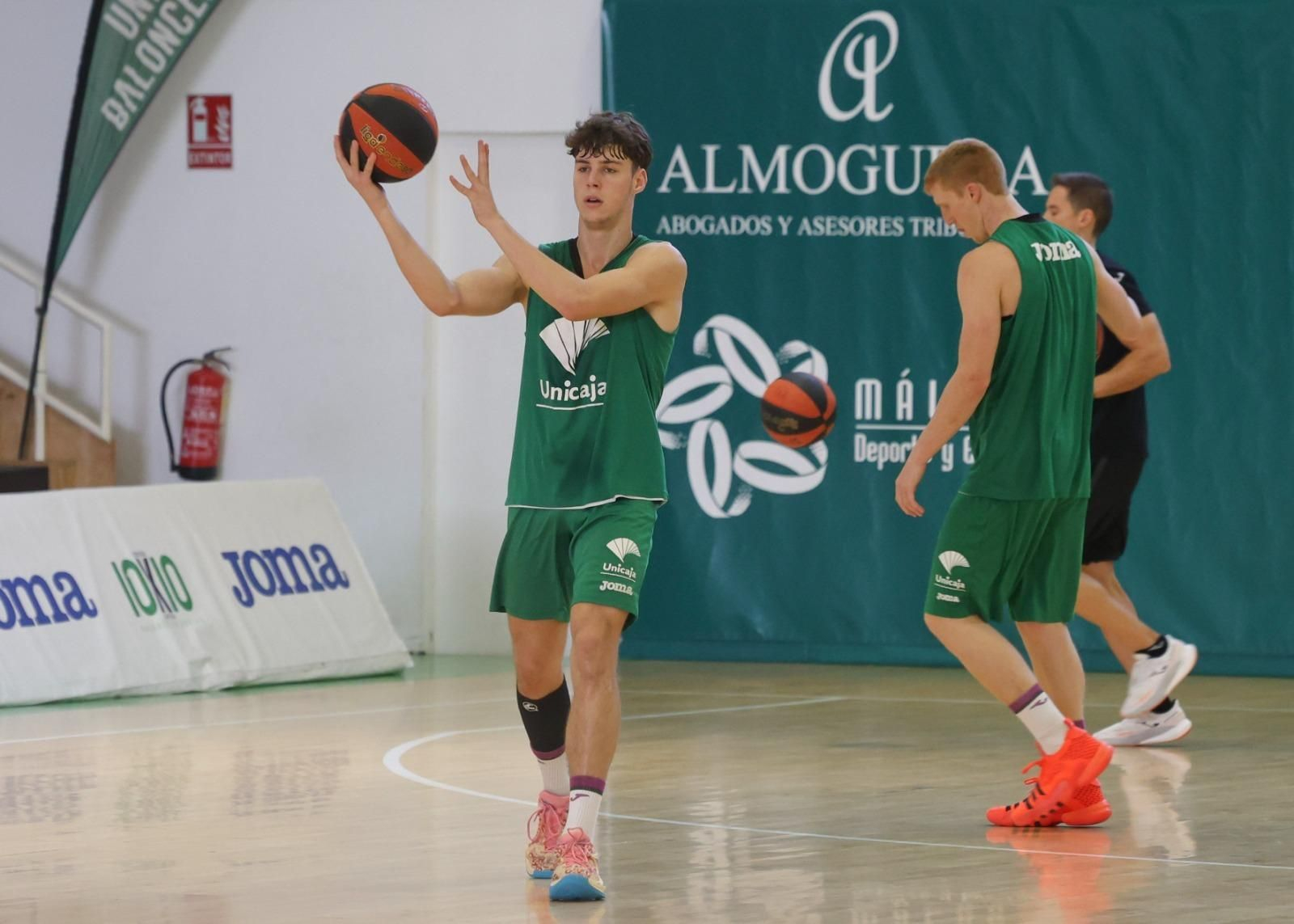 Las fotos de Fran Vázquez tutelando a los pívots del Unicaja Las fotos de Fran Vázquez tutelando a los pívots del Unicaja