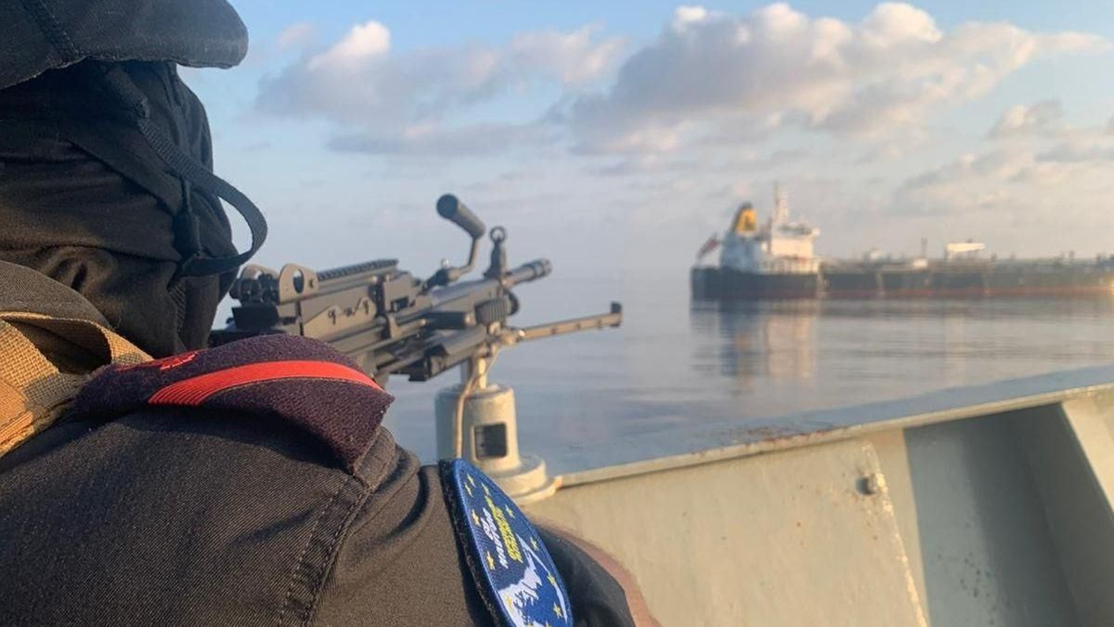 Un momento de la operación de rescate del buque por parte del equipo de la fragata 'Victoria' de la Armada.