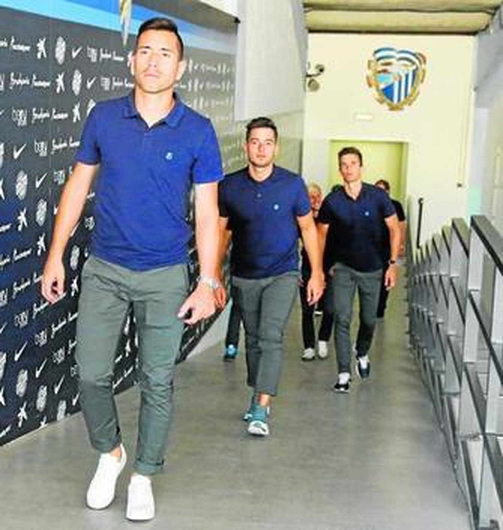 Charles, Jony y Diego Llorente, antes de partir para un viaje en La Rosaleda.