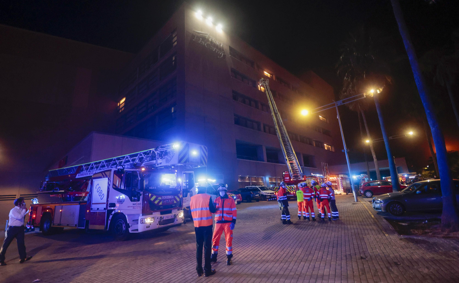 Las imágenes del incendio en el Hotel Isla de la Cartuja