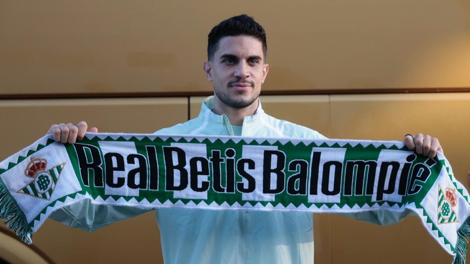 Marc Bartra posa con una bufanda antes de partir a Bélgica para el partido de mañana.