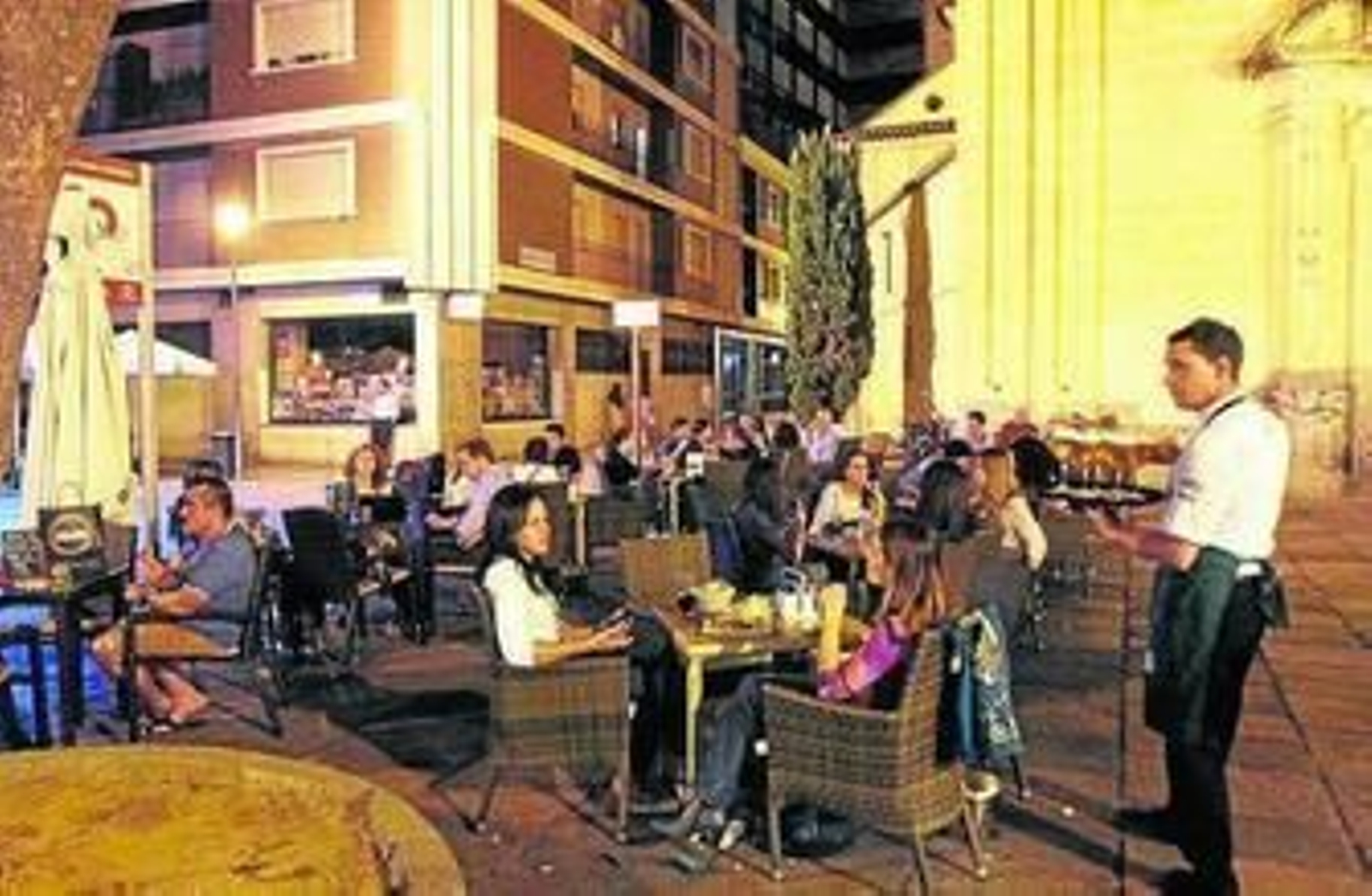 Velador de un comercio en la plaza de San Hipólito.