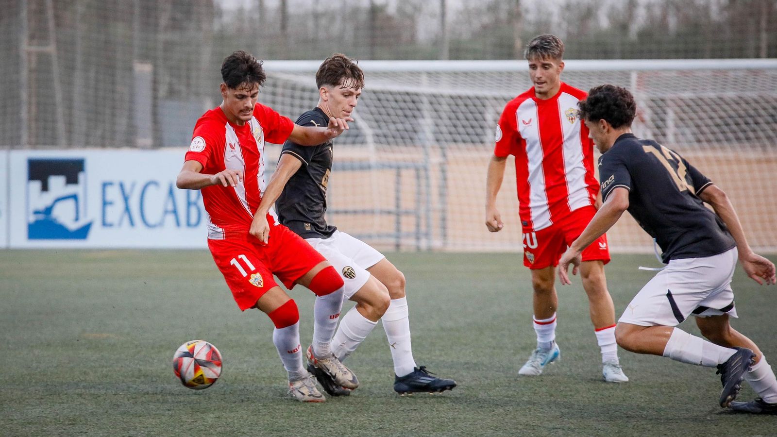 Un jugador rojiblanco disputa un balón durante el encuentro frente al Valencia del Trofeo de Feria Juan Oncala.