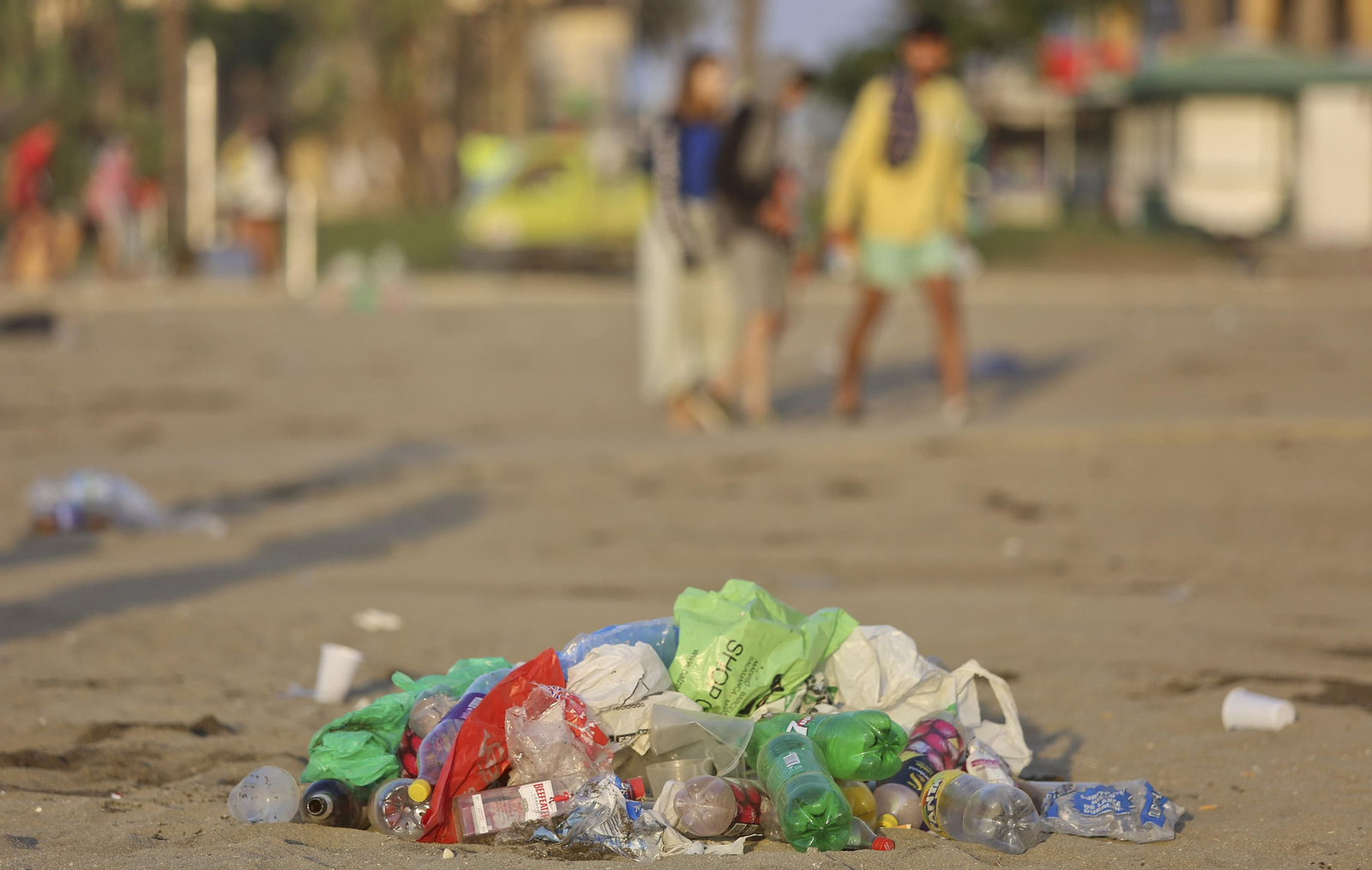 Las fotos de la basura en las playas de Málaga tras San Juan
