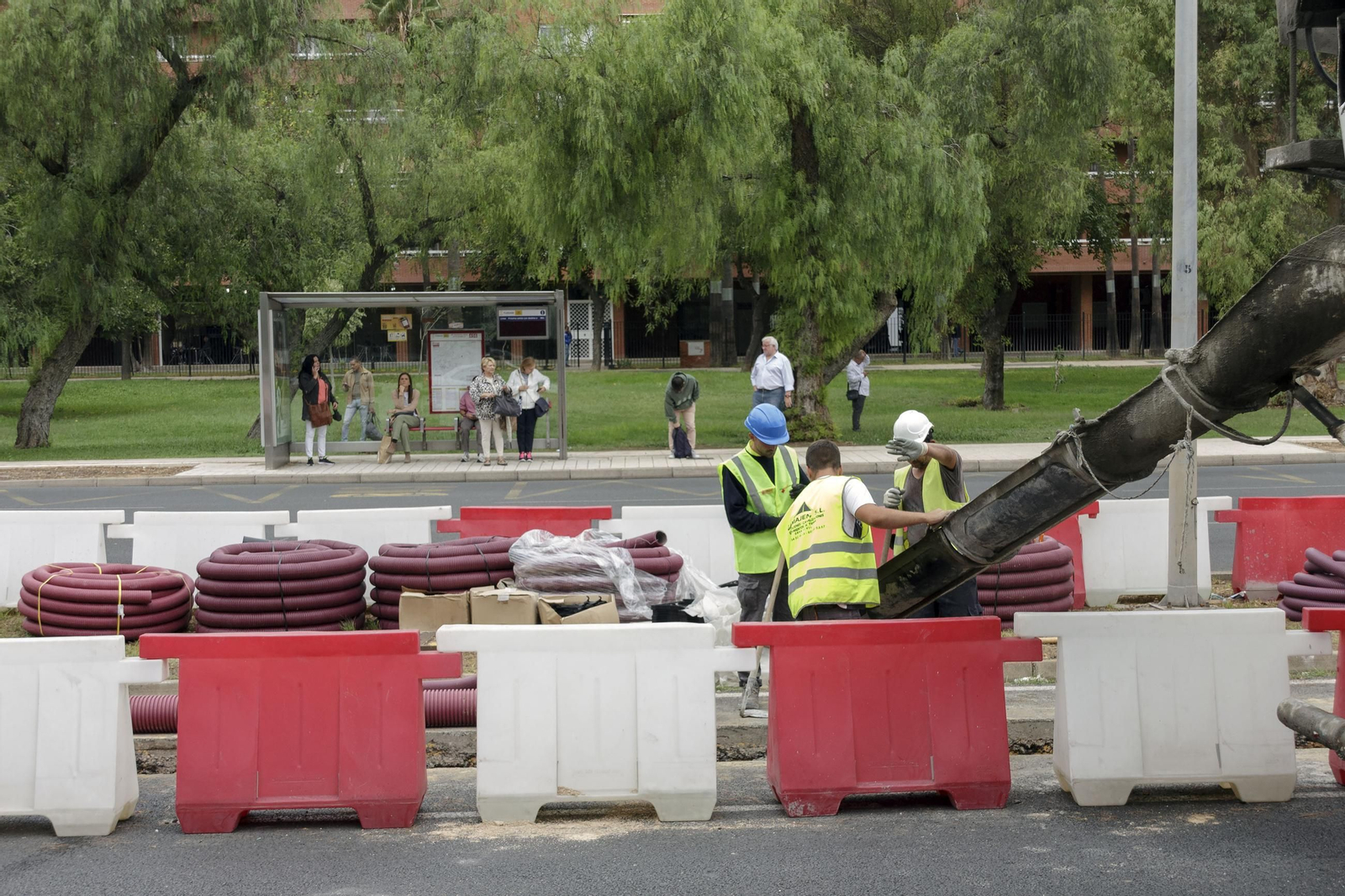 Obras de la construcción del carril del tranvibus que conectará Santa Justa, Sevilla Este y Torreblanca