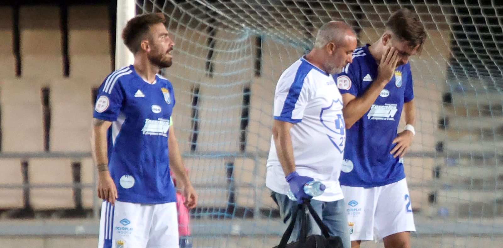 Juan Luna se retira del terreno de juego lesionado.