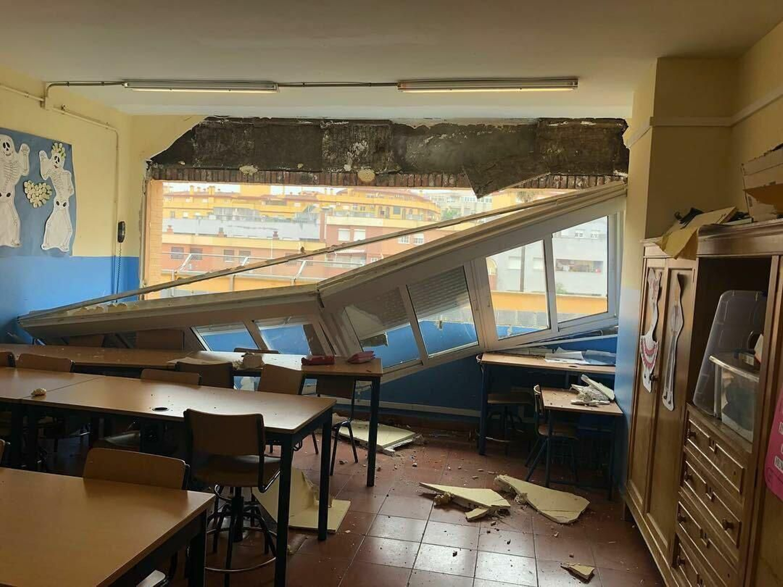 El ventanal caído del colegio Puerta del Mar.