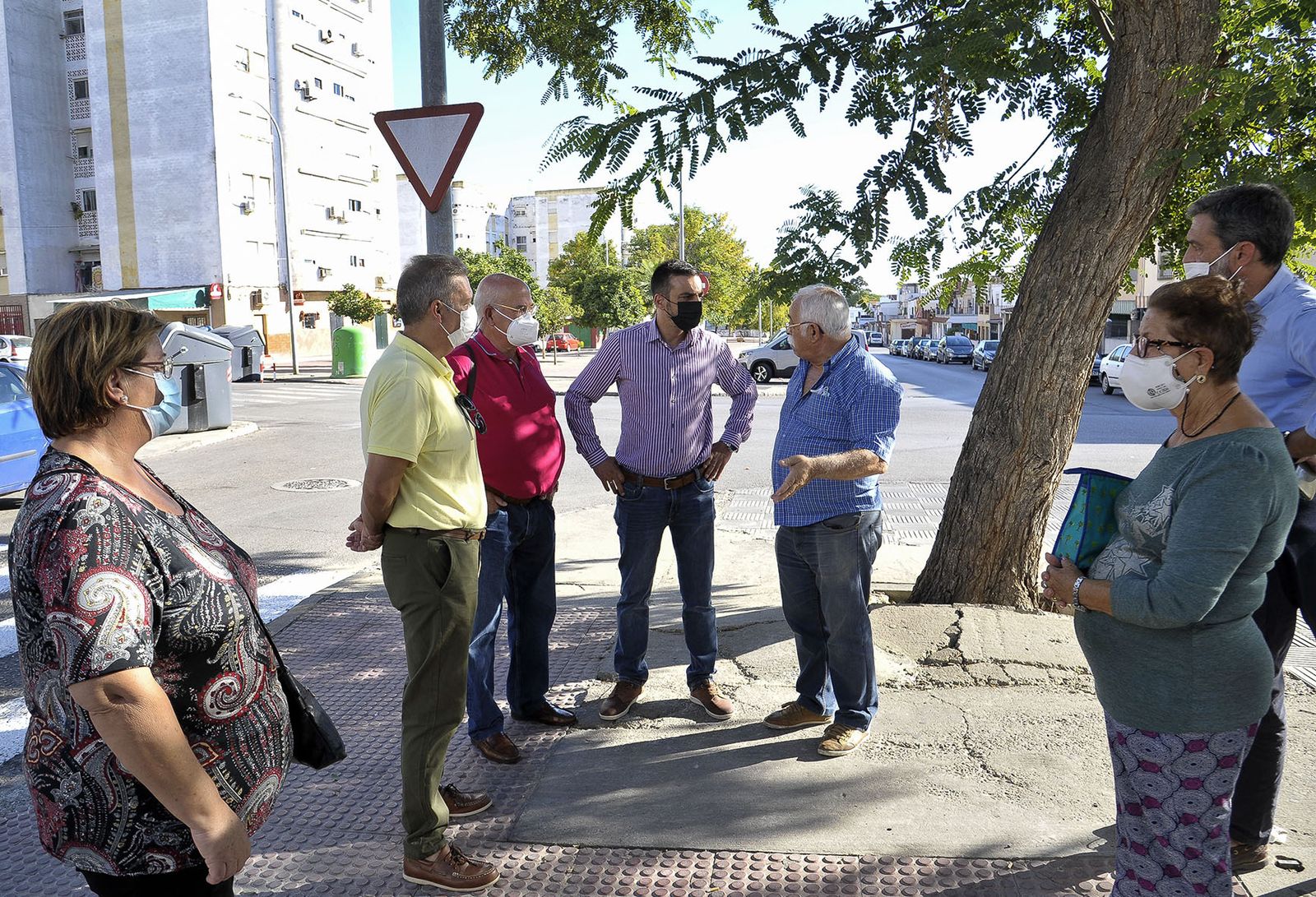 El teniente de alcaldesa junto a los responsables vecinales en su visita a San Telmo Viejo.
