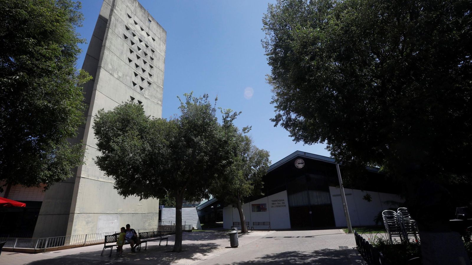 Plaza e iglesia en el Parque Figueroa.