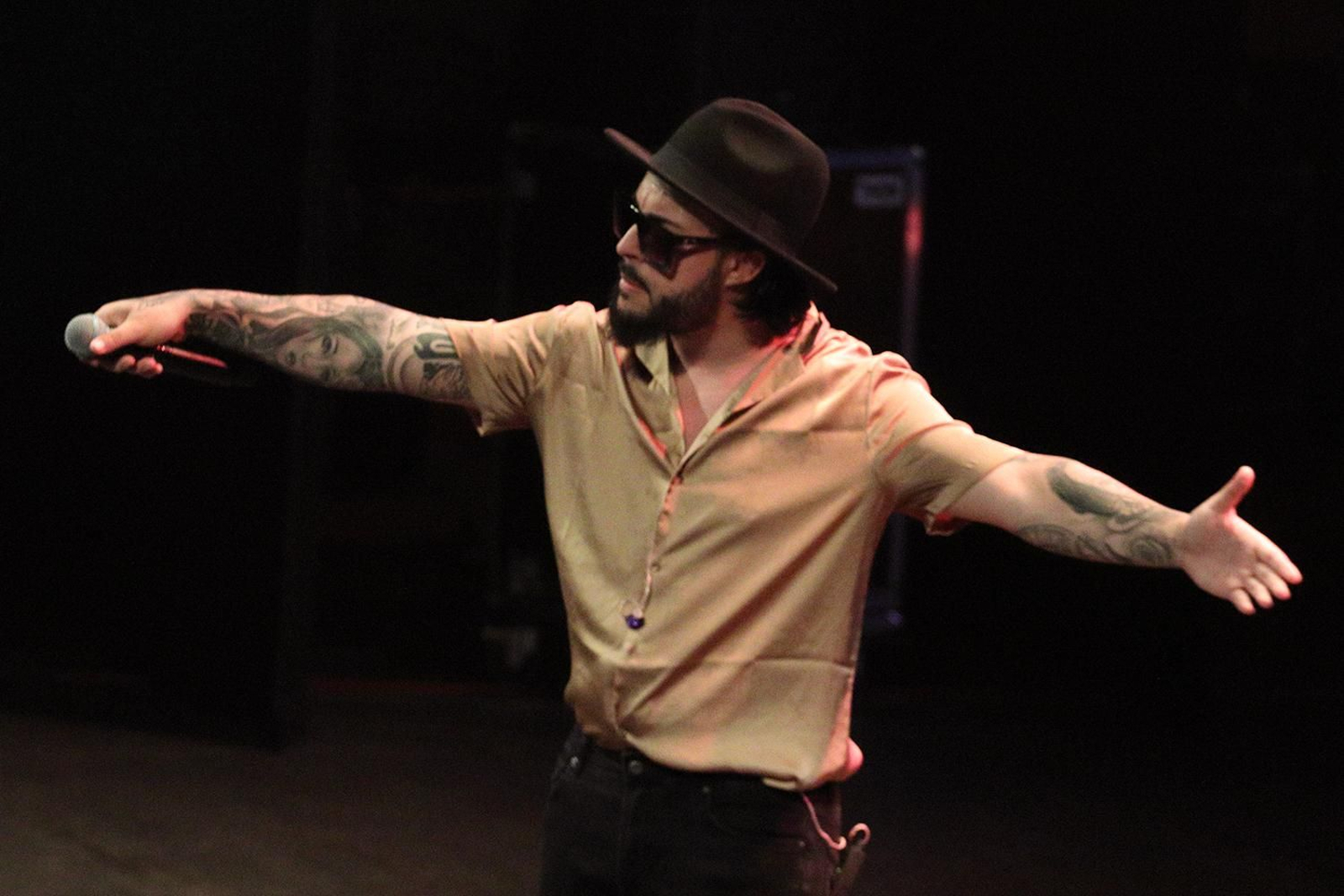 Galvan Real durante su actuación en el Maestro Padilla.