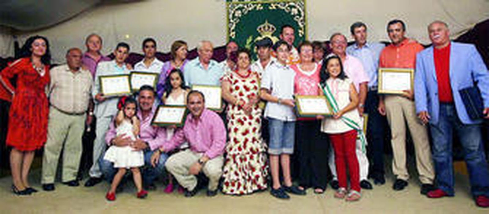 Todos los premiados, caseteros y carroceros, junto al alcalde y delegada de Feria y Fiestas.