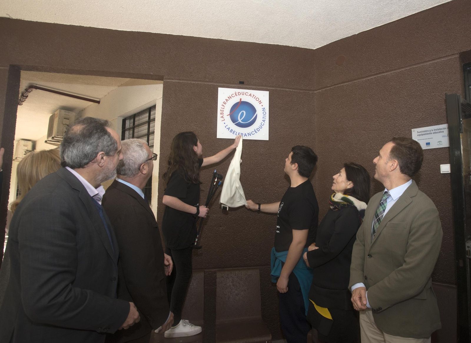 Alumnos del IES Poeta José Luis Tejada y responsables políticos, durante la inauguración del sello de excelencia.