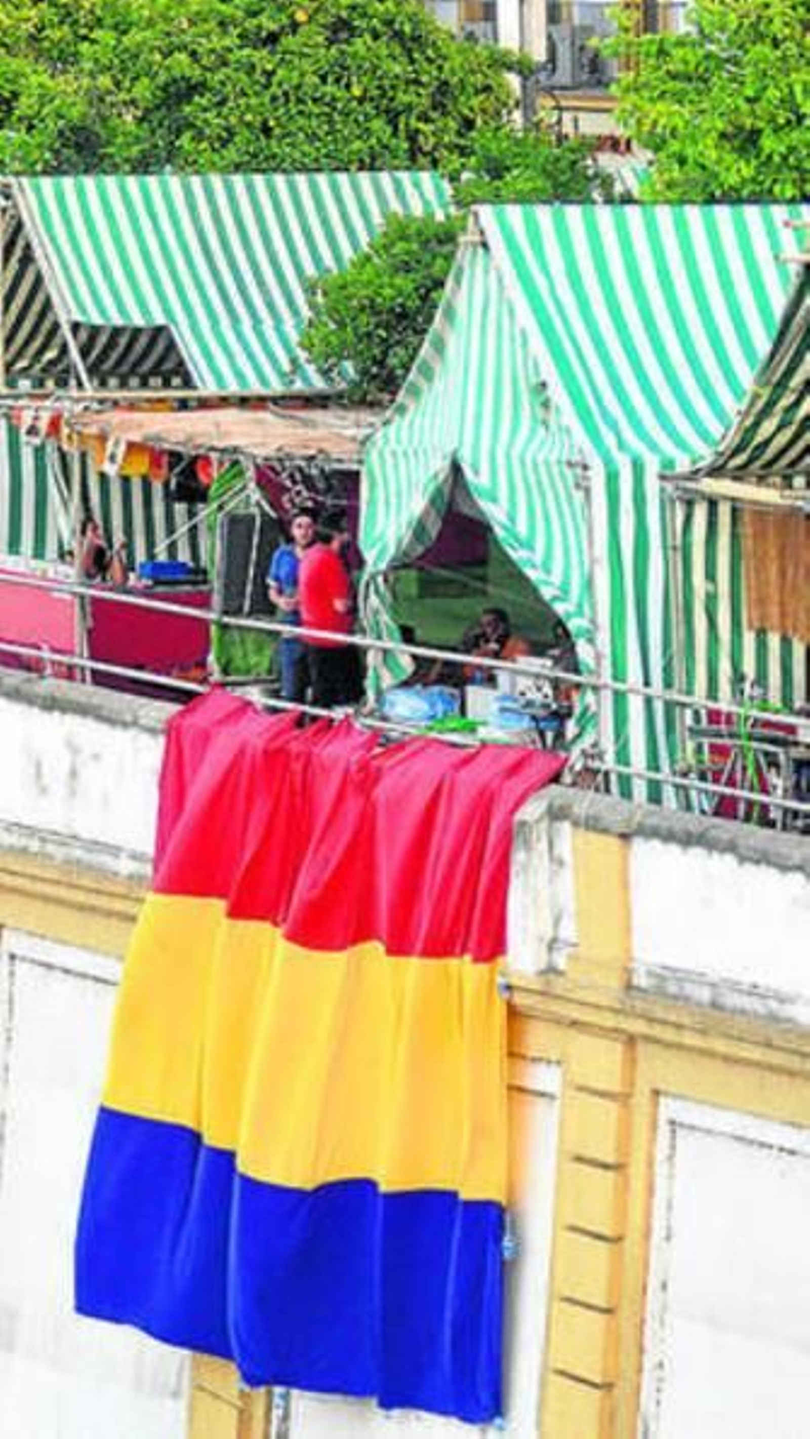 Una bandera republicana en la Velá. Una bandera republicana en la Velá.