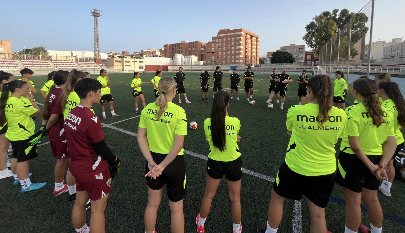 El equipo femenino en un entrenamiento de esta pretemporada.