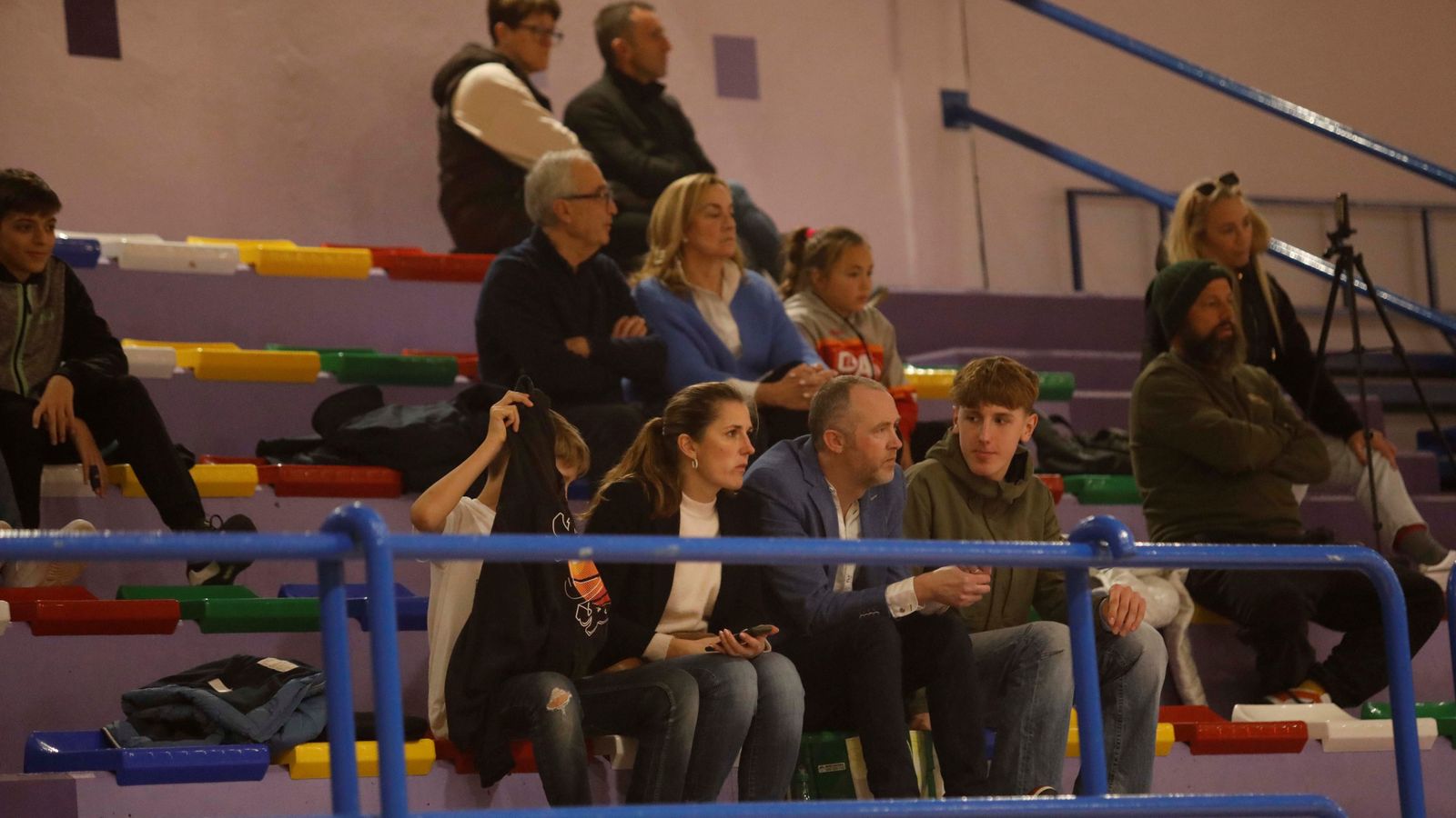 August Moller y su familia, en La Línea viendo un partido de EBA.