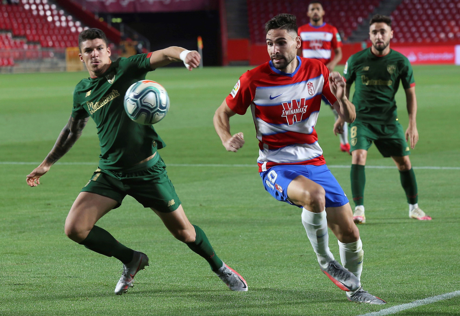 Puertas pugna un balón con Capa en el duelo ante el Athletic