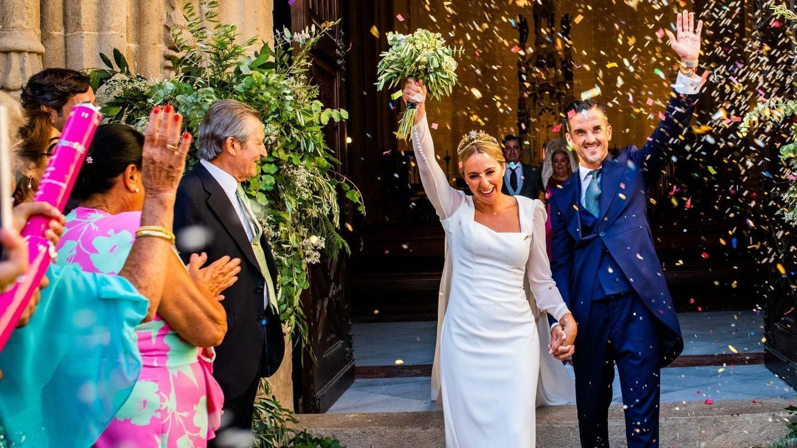 Bello y su ya esposa Cristina reciben la tradicional lluvia de pétalos a su salida de la iglesia. Bello y su ya esposa Cristina reciben la tradicional lluvia de pétalos a su salida de la iglesia.