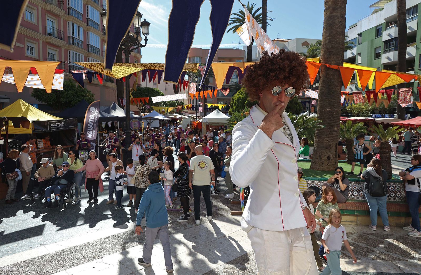 El mercadillo hippie de la Fiesta de la Primavera de La Línea, en imágenes