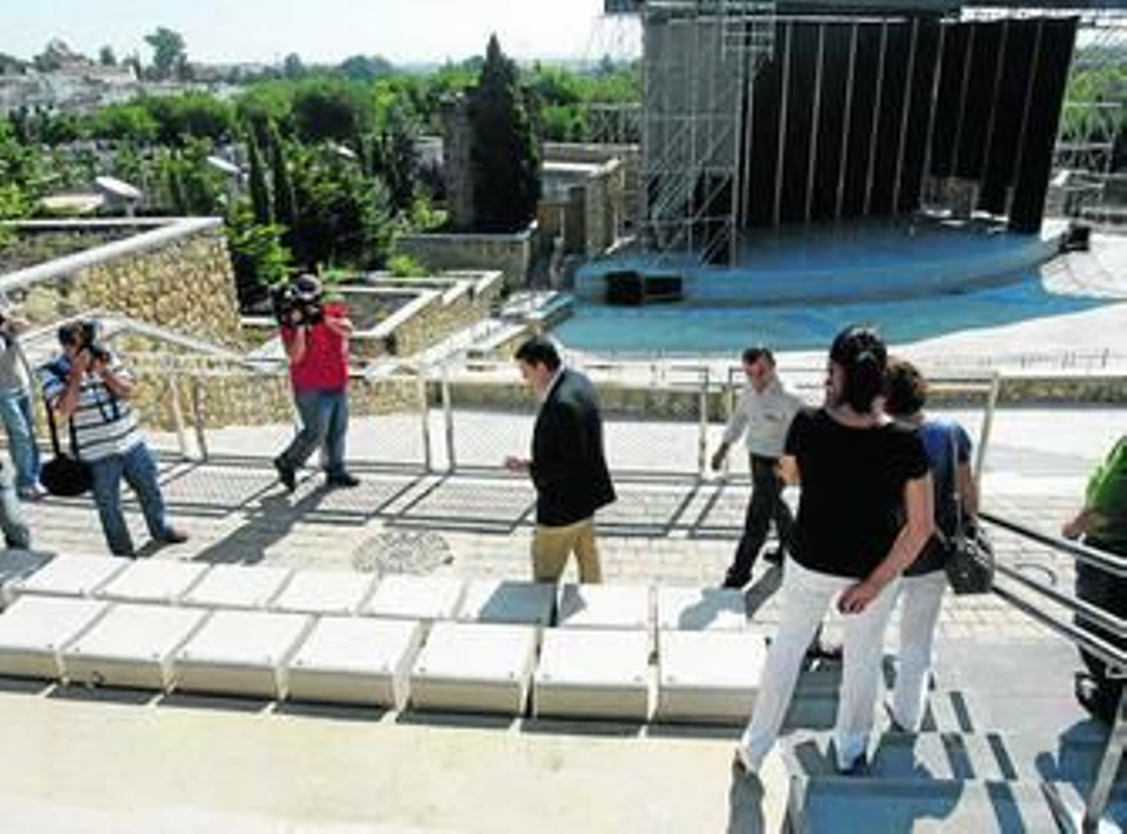 Representantes institucionales observan los asientos de prueba, ayer en la Axerquía. Representantes institucionales observan los asientos de prueba, ayer en la Axerquía.