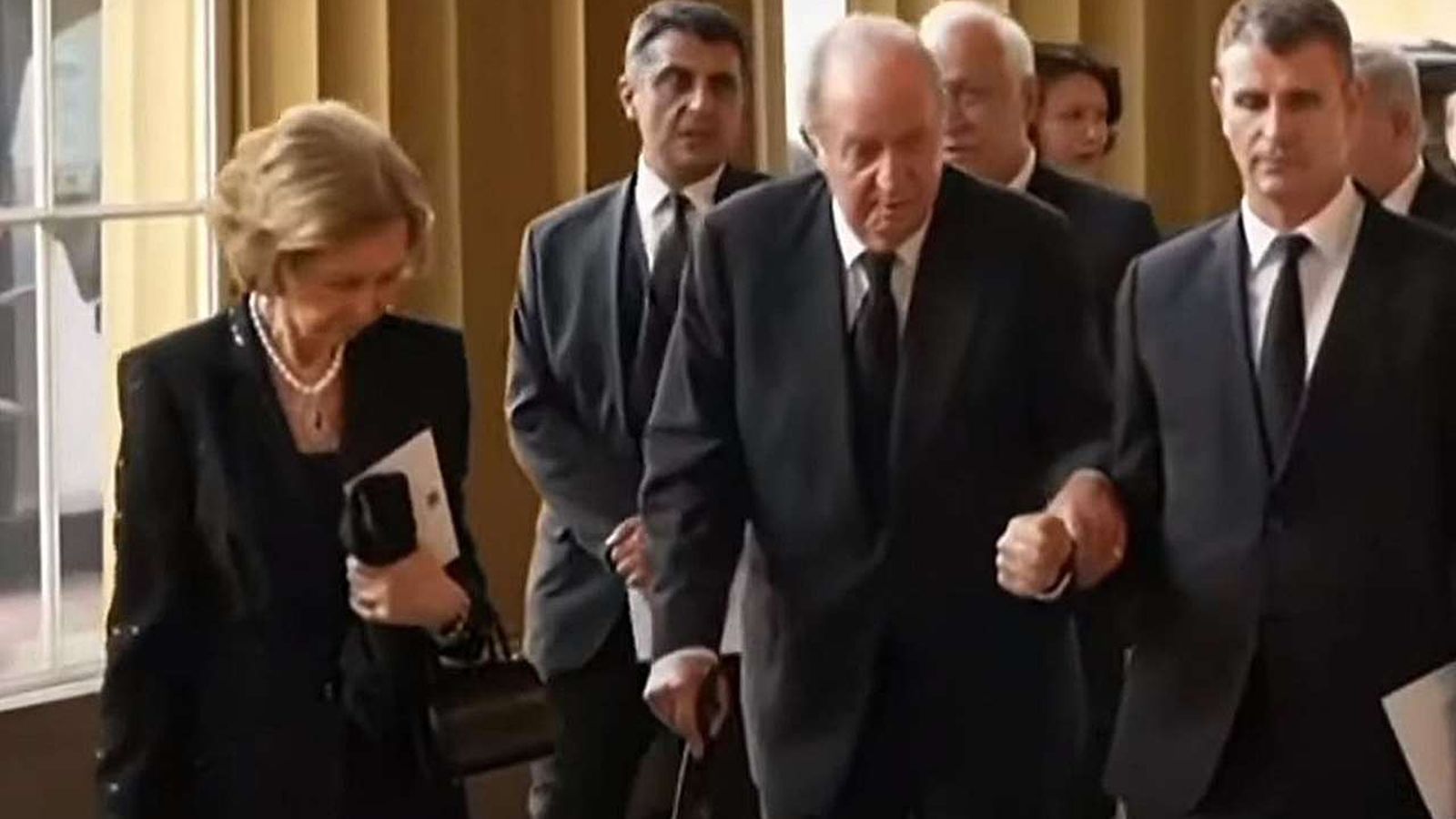 Juan Carlos I y doña Sofía accediendo a la abadía de Westminster