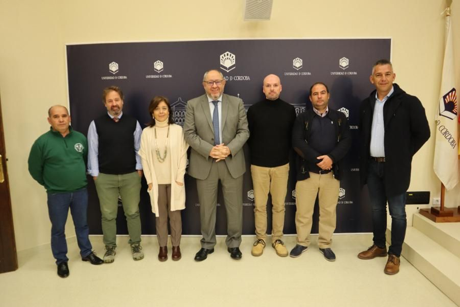 Representantes de la UCO y de Las Palmeras tras la firma del contrato.